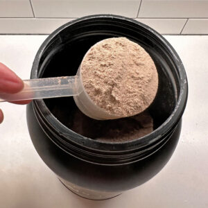 Kaged tub with scoop